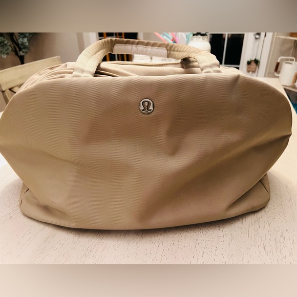 lululemon athletica Handbags - Lululemon Go Getter Bag, good condition